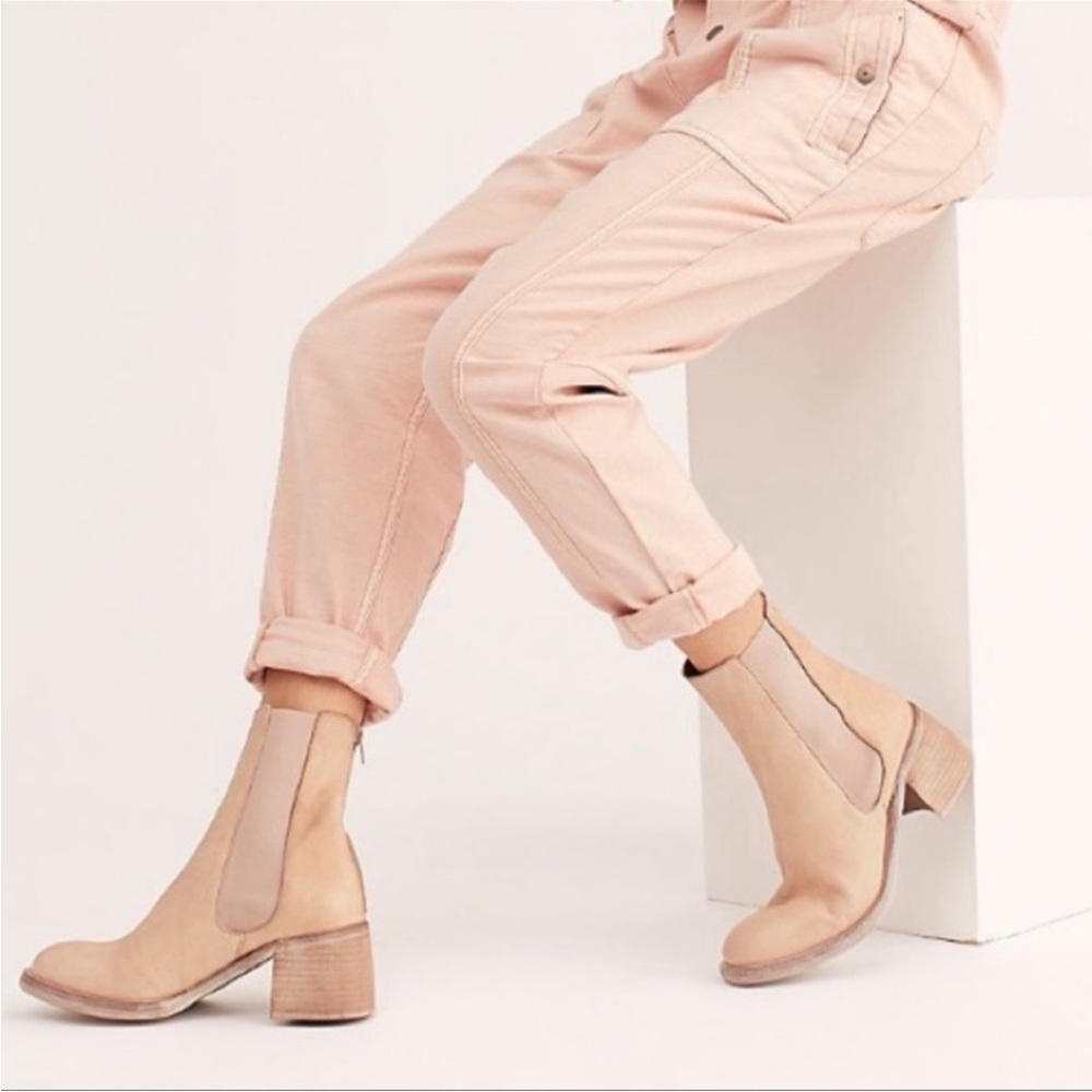 Free People Essential Chelsea Leather Boots Chalk NWOB - Picture 2 of 13